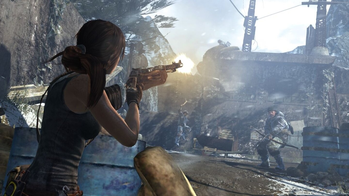 Tomb Raider (2013)Der Serien-Reboot Tomb Raider erscheint 2013 für die Xbox 360, Playstation 3 und den PC und schildert die Ereignisse vor Miss Crofts Aufstieg zur weltbekannten Schatzjägerin. Nach einem Schiffsunglück muss sich die junge Lara in einer lebensfeindlichen Umwelt durchschlagen, sich gegen die durchgedrehten Bewohner des Drachendreiecks wehren und nebenbei die Überreste einer alten Hochkultur untersuchen. Um ihre Feinde zu erledigen ohne selbst zu viele Treffer einzustecken, geht Lara automatisch in Deckung, wenn wir uns in die Nähe eines passenden Objekts begeben und Gegner im Areal unterwegs sind.