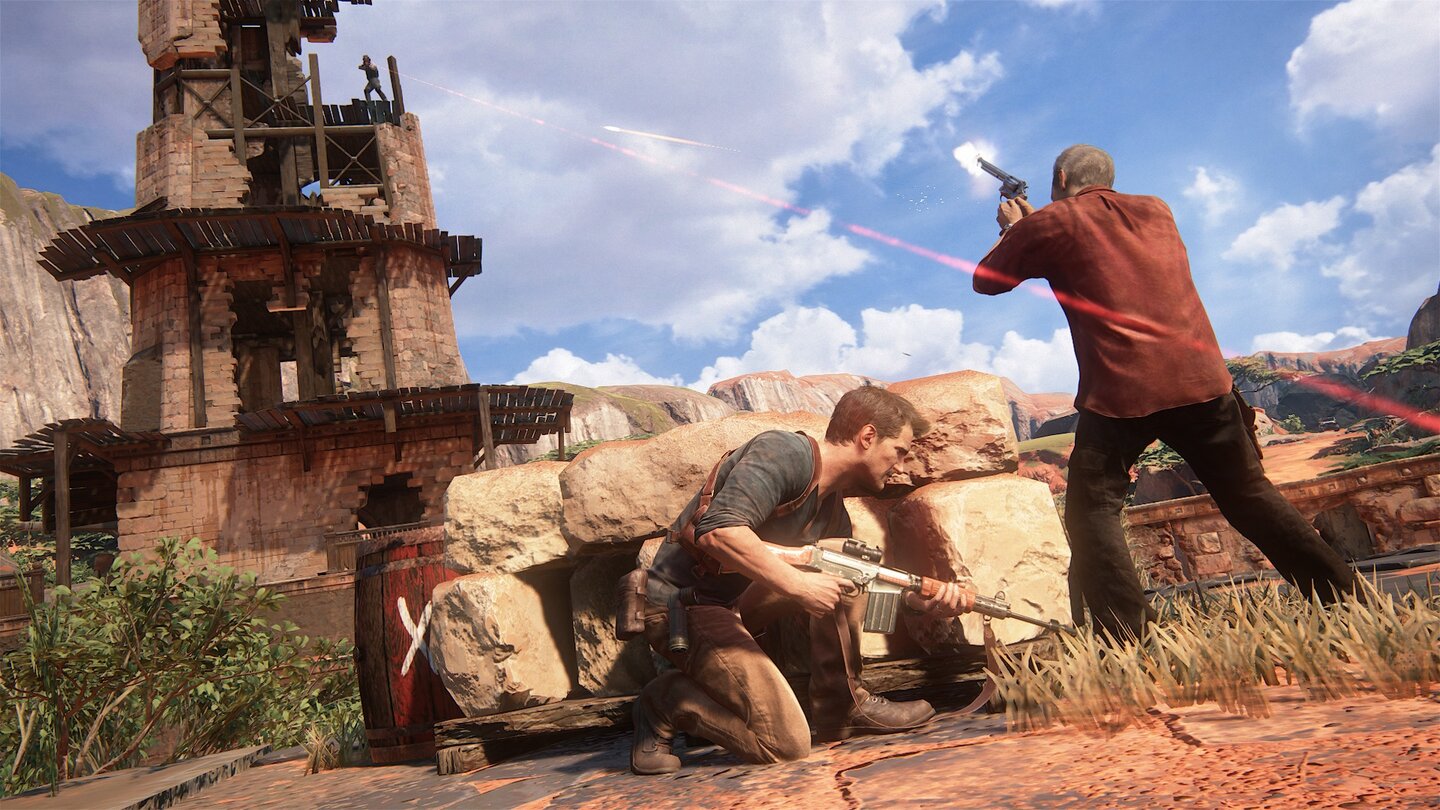 Uncharted 4: A Thief's EndDoofe Idee: Nathan und Sully haben sich ausgerechnet neben einem roten Sprengfass postiert. Und dann ist da ja noch dieser Scharfschütze mit seinem Laservisier!