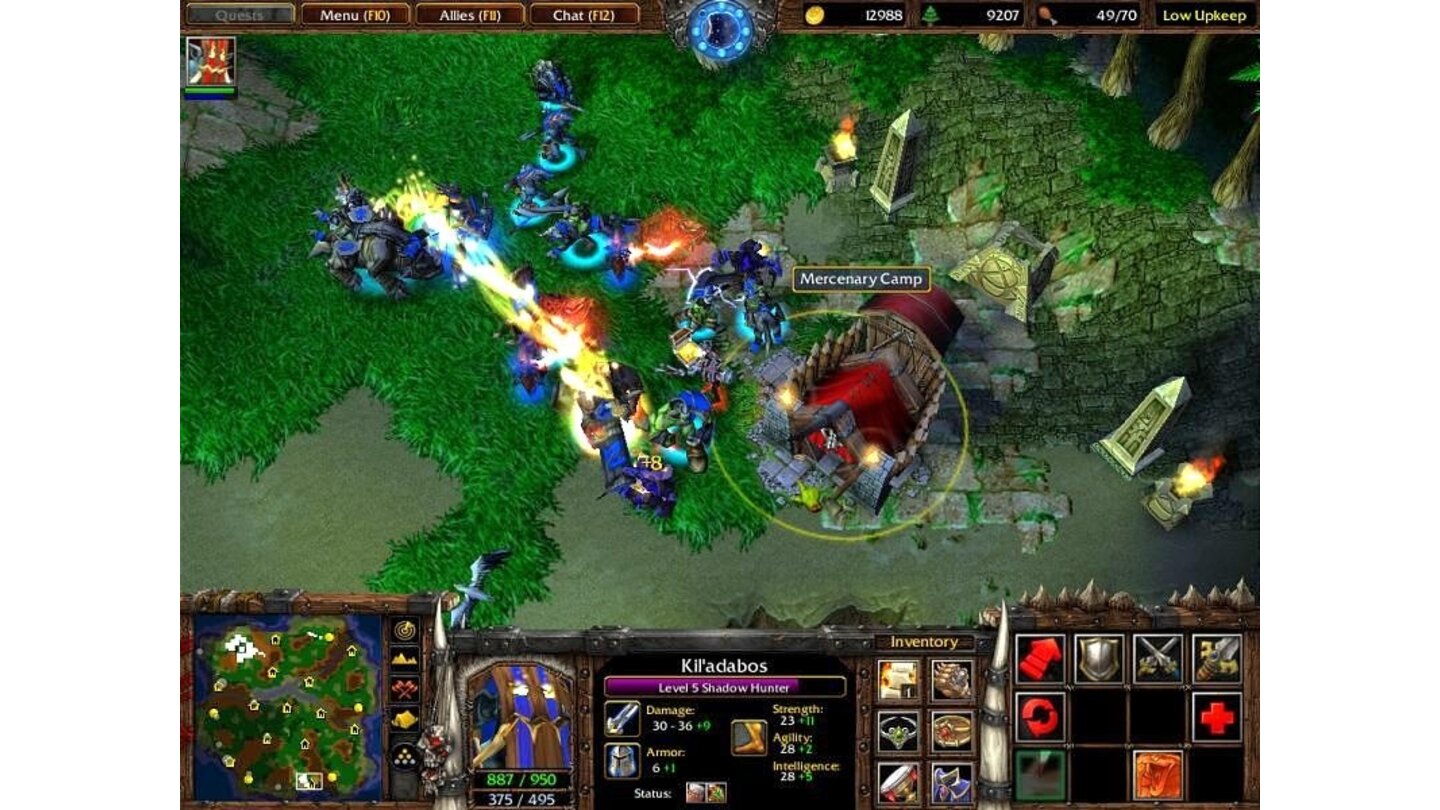 2. Warcraft 3 (2002)
Mit Warcraft 3 und seinem Add-On Frozen Throne gelang es Blizzard, die Balance zwischen Echtzeit-Strategie und RPG-Elementen nahezu perfekt hinzubekommen. Auch wenn die Heldenausbildung im Vergleich zu einem echten Rollenspiel vergleichsweise seicht wirkt, schafft sie doch Bindung zu den Hauptfiguren. Die ganz nebenbei stark dabei helfen, die ziemlich dramatische Geschichte zu erzählen. Mit seinem Karten-Editor legte der Titel zudem den Grundstein für eine völlig neue Strategie-Unterkategorie, die MOBAs.