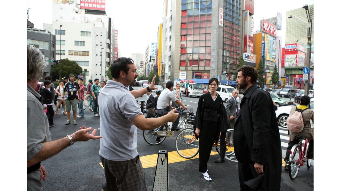 Wolverine: Weg des Kriegers Der Regisseur James Mangold (hier links im Bild) gibt Anweisungen an Wolverine-Darsteller Hugh Jackman während eines Drehs in Tokyo.
