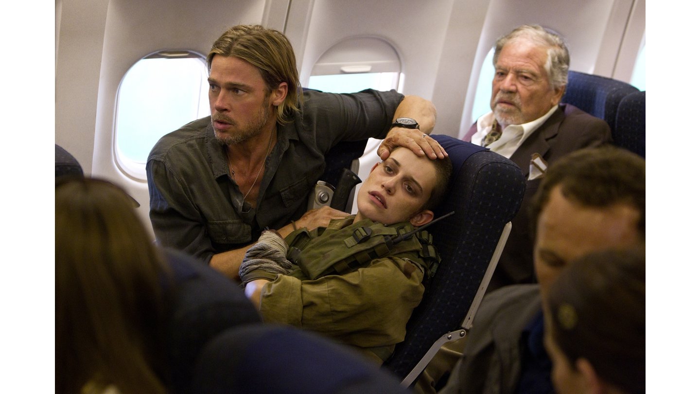World War ZAn Bord eines Passagierflugzeugs kümmert sich Gerry um die verletzte Segen.