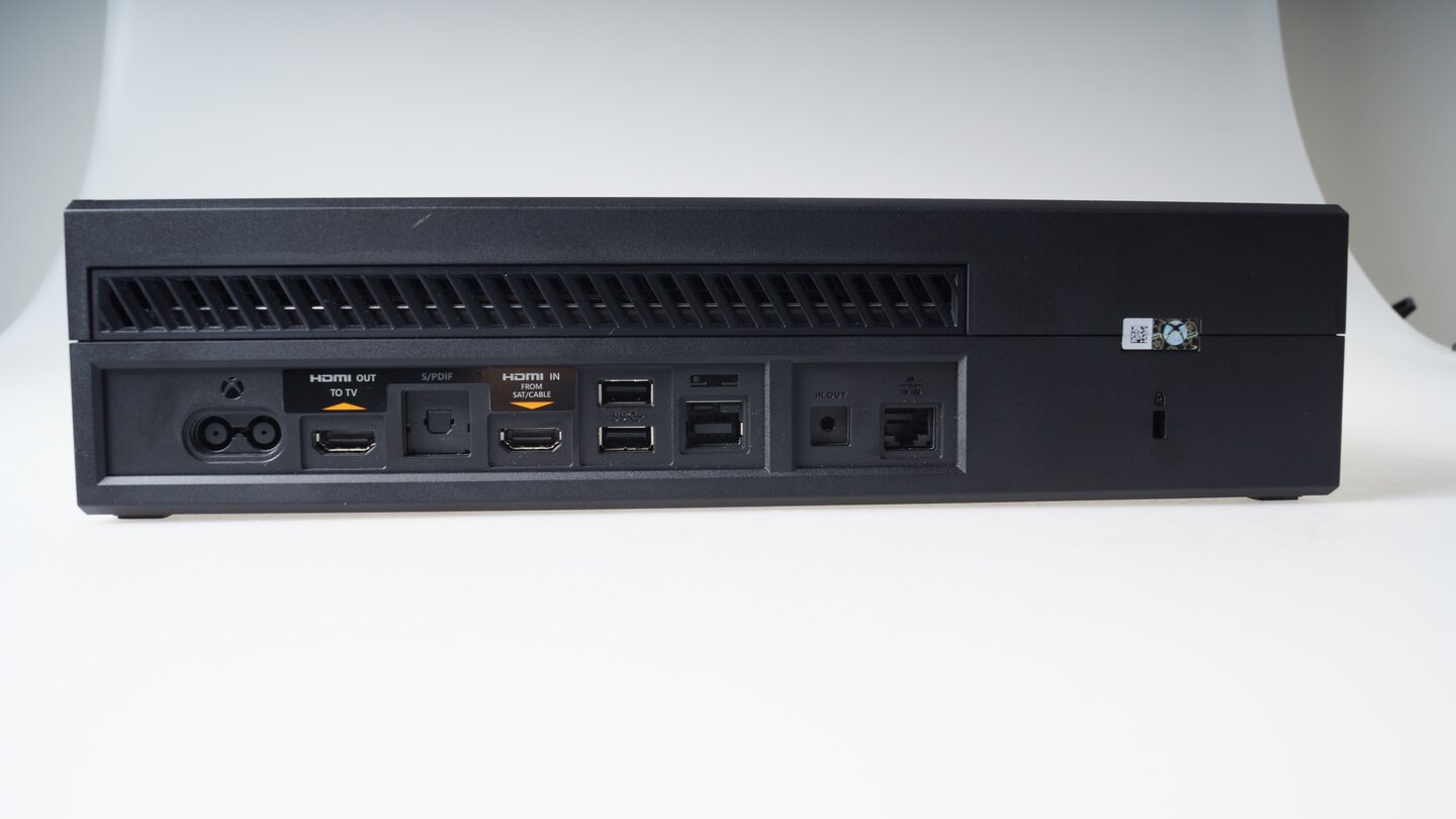 Die Rückseite der Xbox One mit allen Anschlüssen. Von Links nach Rechts: Stromanschluss, HDMI Ausgang, S/PDIF-Ausgang, HDMI Eingang, zwei USB-Ports, Kinect-Anschluss, IR-Ausgang und Ethernet-Anschluss