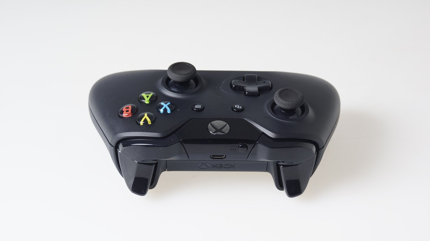 Der neue Xbox One Controller in der Rückansicht. Der kleine schwarze Knopf dient wie gehabt zur Synchronisierung mit der Konsole. Darunter befindet sich ein USB-Anschluss zum Aufladen von Akkus.