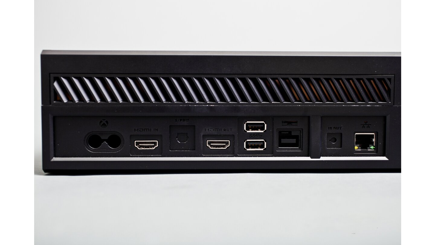Xbox OneRückansicht: Netzteil, HDMI-Eingang, optischer Sound-Ausgang, HDMI-Ausgang, 2x USB 3.0, Kinect-Anschluss, IR-Ausgang, GBit-Lan-Port.