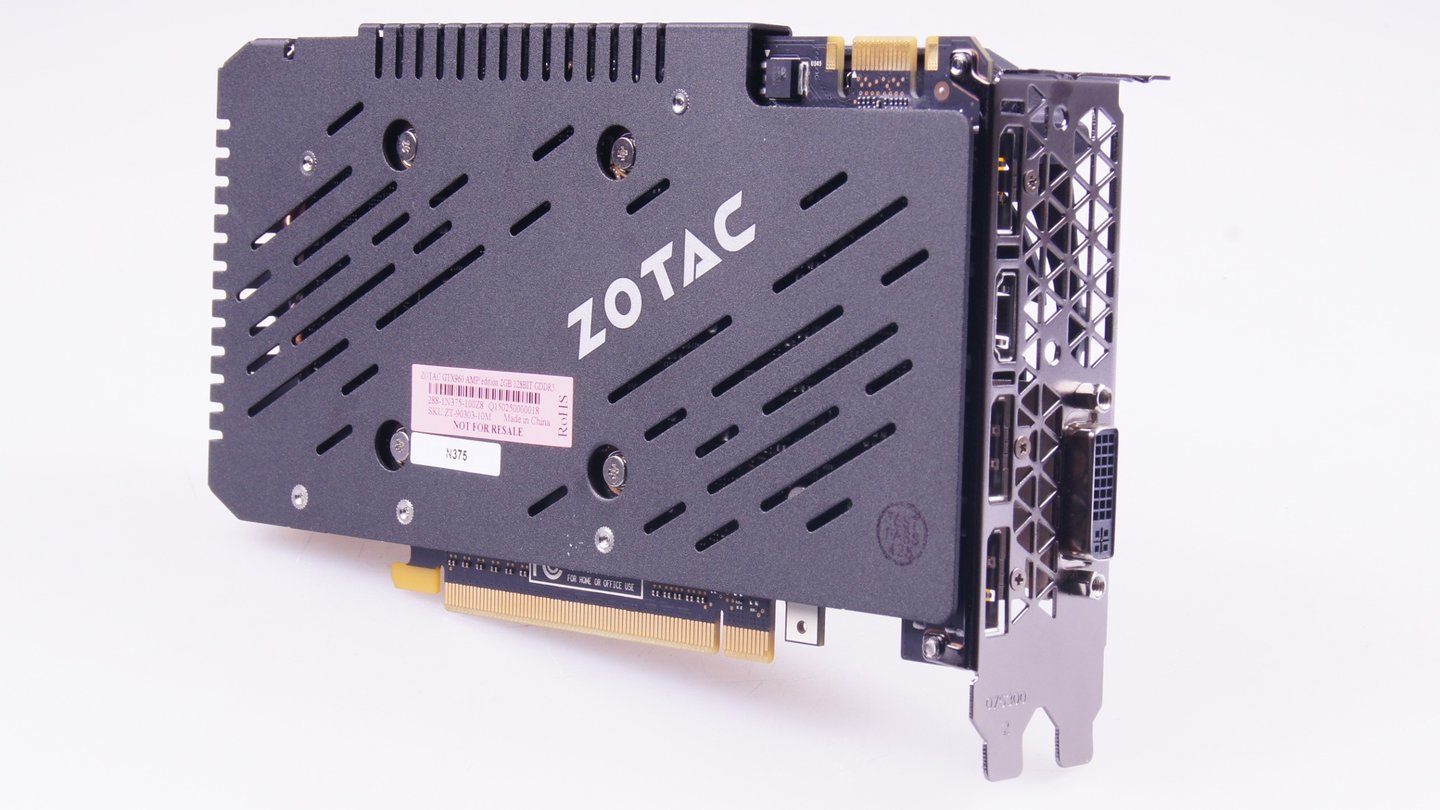 Die mattschwarze Backplate schützt die Rückseite der Zotac Geforce GTX 960 AMP!, sieht schick aus und verbessert die Wärmeabfuhr.