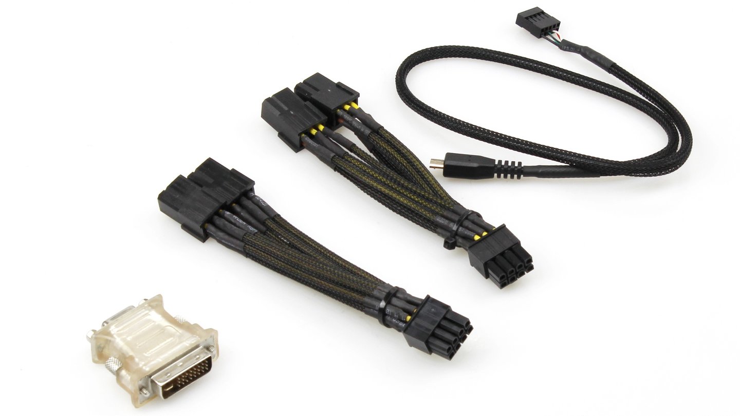 Neben den Strom- und Displayadaptern liegt der Zotac Geforce GTX 970 AMP! Extreme auch ein USB-Kabel bei. Damit lässt sich die Karte direkt mit dem Mainboard verbinden und so leicht auslesen und übertakten.