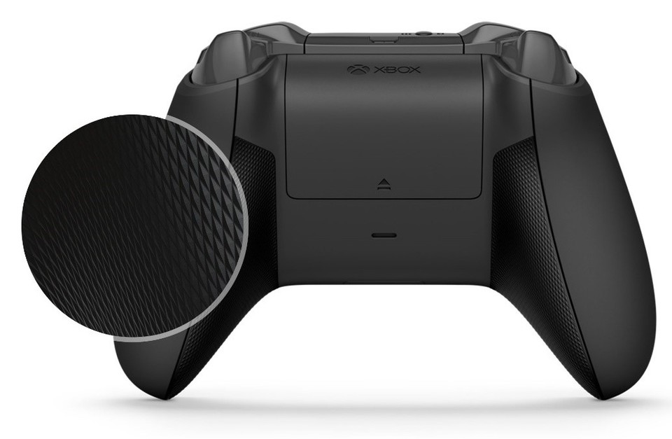 Auf der Rückseite bietet der »Xbox Wireless Controller: Recon Tech Special« eine gummierte Oberfläche.