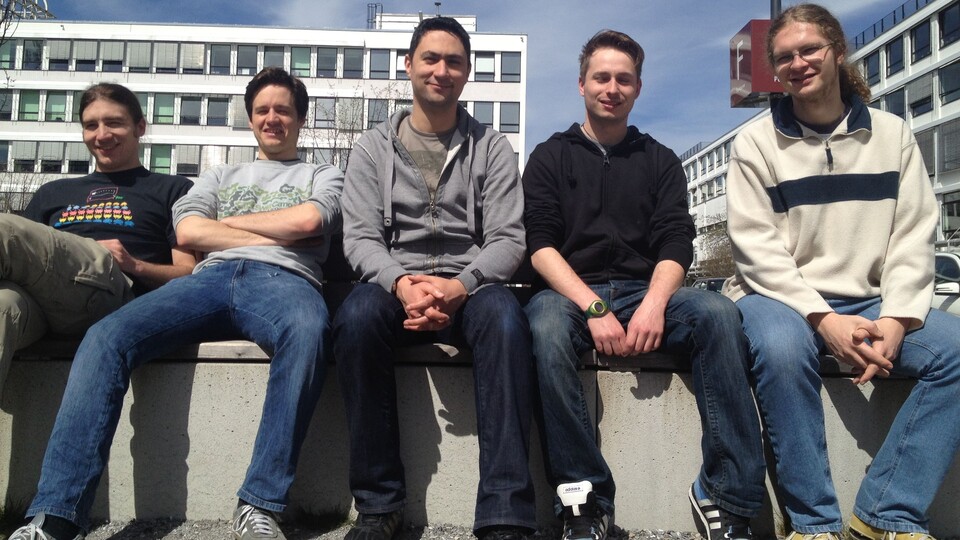 Das Projektteam von Astroslugs (von links nach rechts) bestehend aus Sebastian Dorda, Alexander Zacherl, Sergej Klementinovski, Alexander Widl und Michael Weigl.