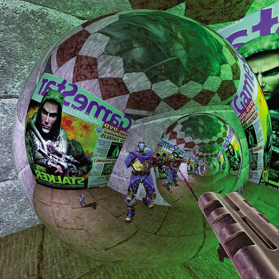 Das kann nur Raytracing: Der Spieler in Quake 3 Raytraced springt schräg zwischen zwei Glaskugeln, die sich gegenseitig spiegeln und das GameStar-Cover korrekt verzerren.