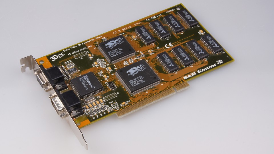 Die Maxi Gamer 3D von Guillemot ist das französische Pendant zur Diamond Monster 3D. Der Voodoo-1-Chip arbeitet mit 50 MHz, der 4 MByte große EDO-RAM steht je zur Hälfte für Bild- und Texturspeicher zur Verfügung.