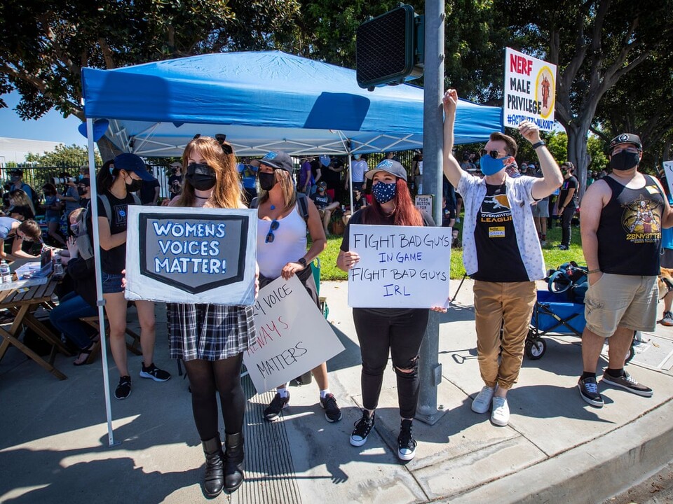 Beschäftigte bei Activision Blizzard demonstrieren in sogenannten Walkouts, hier in Kalifornien am 28. Juli 2021.