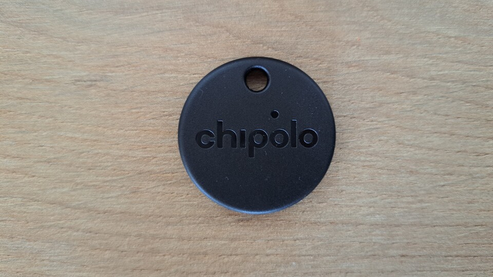 Dieser hier ist schwarz, aber den Chipolo One gibt es auch in vielen knalligen Farben.
