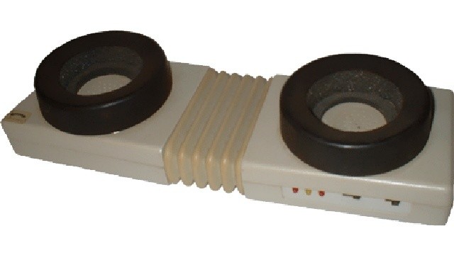 Kein Kopfhörer für Breitschädel, sondern ein Akustikkoppler, in den der Telefonhörer gesteckt wurde, um mit dem C64 online zu gehen.