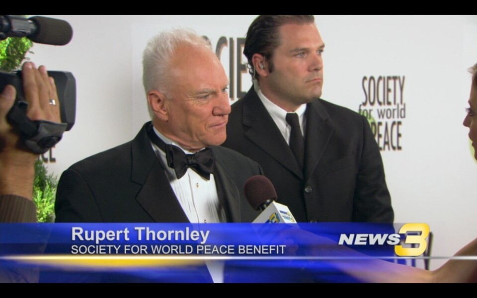 Hollywood-Star Malcolm McDowell spielt den EU-Präsidenten Rupert Thornley.