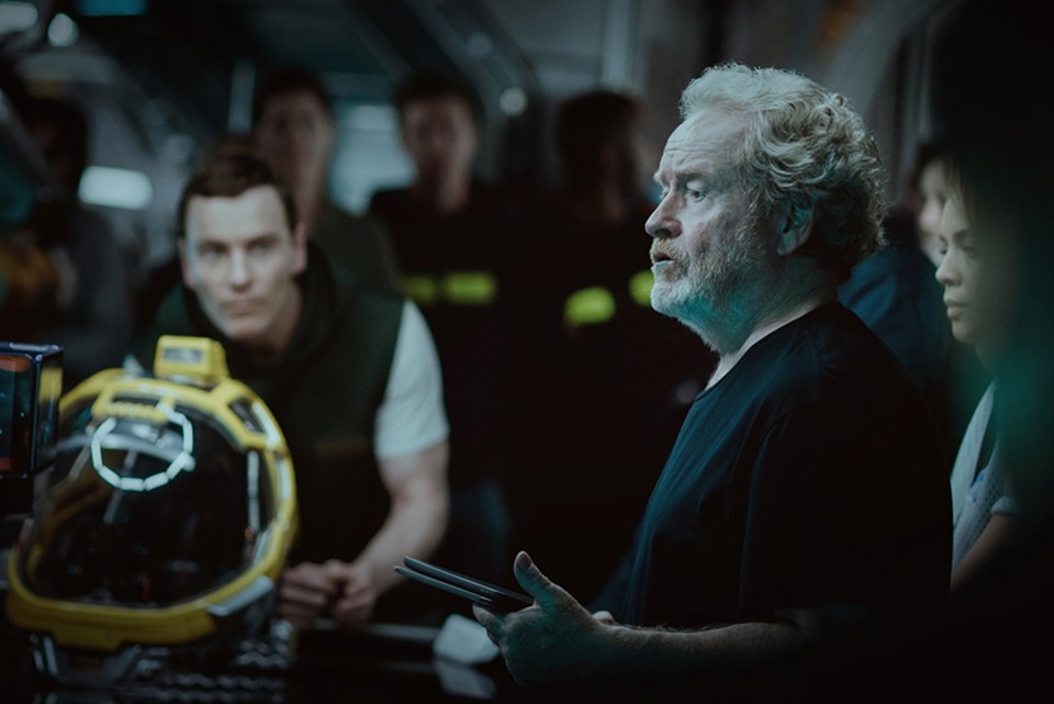 Regisseur Ridley Scott stellt düsteres Poster zu Alien: Covenant vor - dazu gibt es einen neuen Kinostarttermin für Mai 2017.