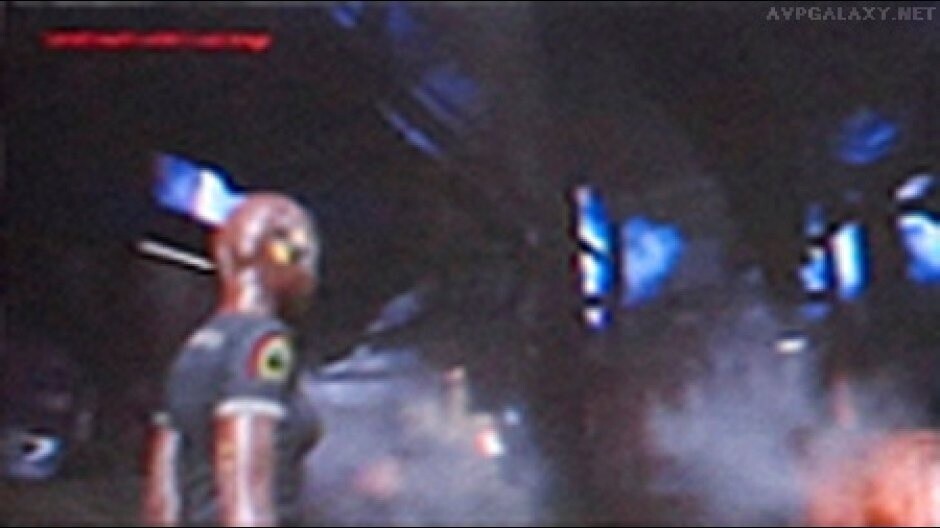 Das Logo auf dem Ärmel des Dummys ist angeblich das des Raumschiffs Nostromo, aus dem ersten Alien-Film.