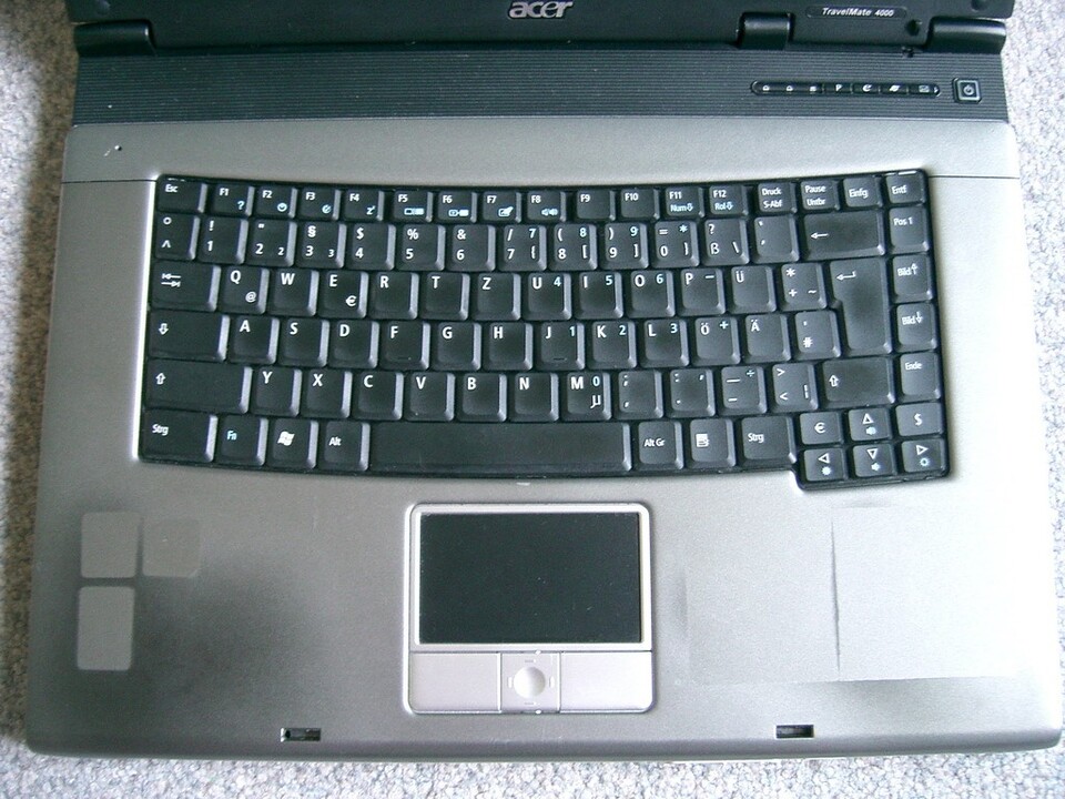 Dieser alte Laptop sieht recht abgenutzt aus, doch sein Besitzer hatte eine Idee.