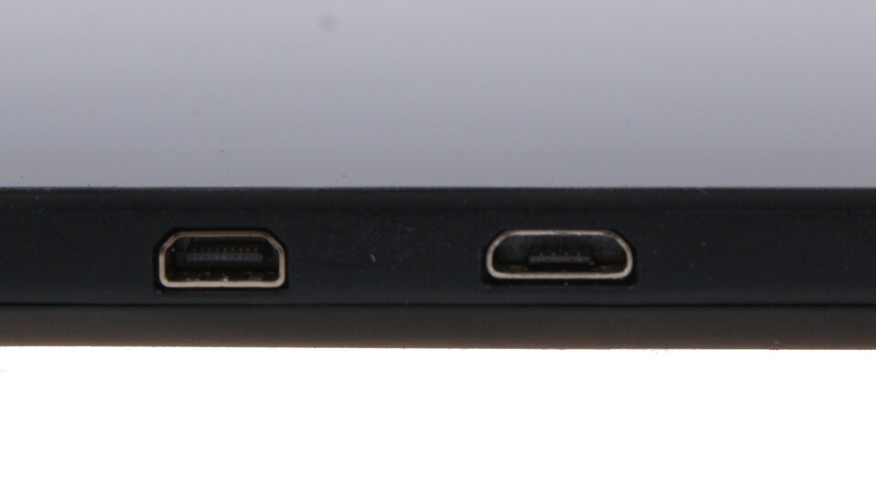 Über den USB-Anschluss wird das Tablet aufgeladen, über den Micro-HDMI-Ausgang kann das Kindle Fire HD die Bildschirminhalte auf passenden Monitoren ausgeben, ein nur separat erhältlicher Adapter von Micro-HDMI auf HDMI vorausgesetzt.