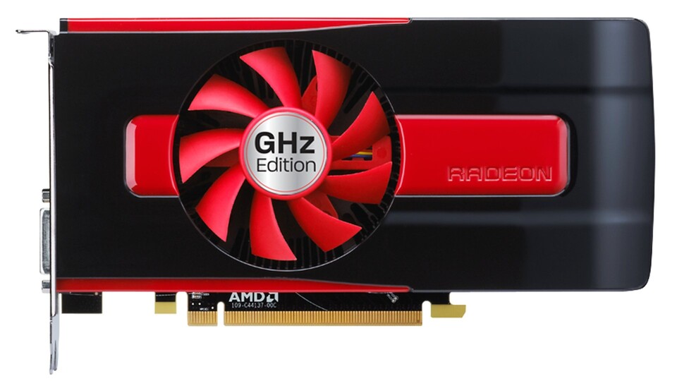 Von der Radeon HD 7790 stellt AMD keine Referenzkarten zum Test zur Verfügung. In der Herstellerpräsentation zeigt AMD die neue Mittelklasse-Grafikkarte aber mit dem Kühler der HD 7770.