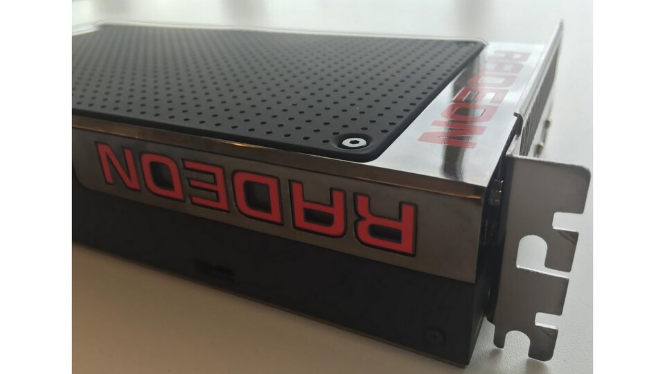 Das dürfte die AMD Radeon R9 390X sein, die hier auf dem Schreibtisch von Johan Andersson liegt. (Bildquelle: Twitter)