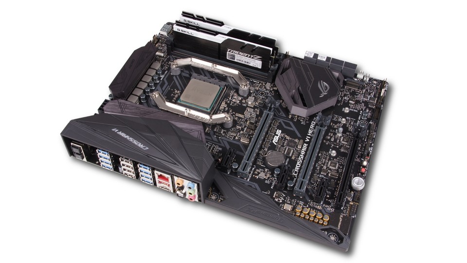 Für den Test von Ryzen hat AMD uns das hier zu sehende Asus Crosshair VI Hero und das Aours AX370 Gaming 5 von Gigabyte mit dem für Ryzen nötigen Sockel AM4 zur Verfügung gestellt. Die Messungen haben wir mit 16,0 GByte DDR4-RAM auf dem Gigabyte-Board mit dem aktuellsten BIOS durchgeführt.