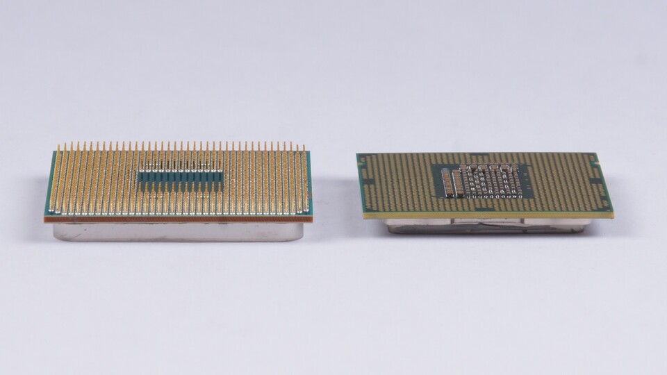 Beim Ryzen 7 1800X befinden sich die Pins wie bei älteren AMD-CPUs am Prozessor selbst. Bei Intel-Prozessoren sind dagegen seit langer Zeit entsprechende Kontaktflächen für Pins im Sockel vorhanden.