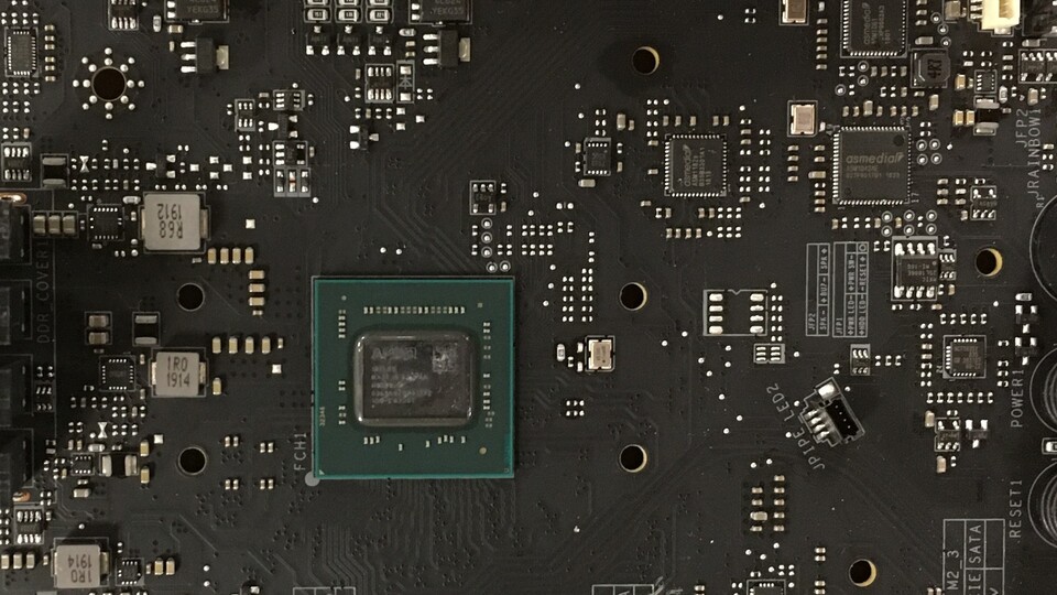 Der X570-Chipsatz muss durch die hohe Leistungsaufnahme sehr viel Abwärme auf kleiner Fläche abführen. (Bild: Igors Lab)