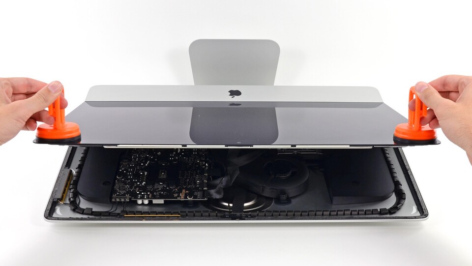 Nichts für Laien: Die Innereien des Apple iMac 27 Zoll sind nur zu Erreichen, wenn das Display entfernt wird. (Bild: iFixit)