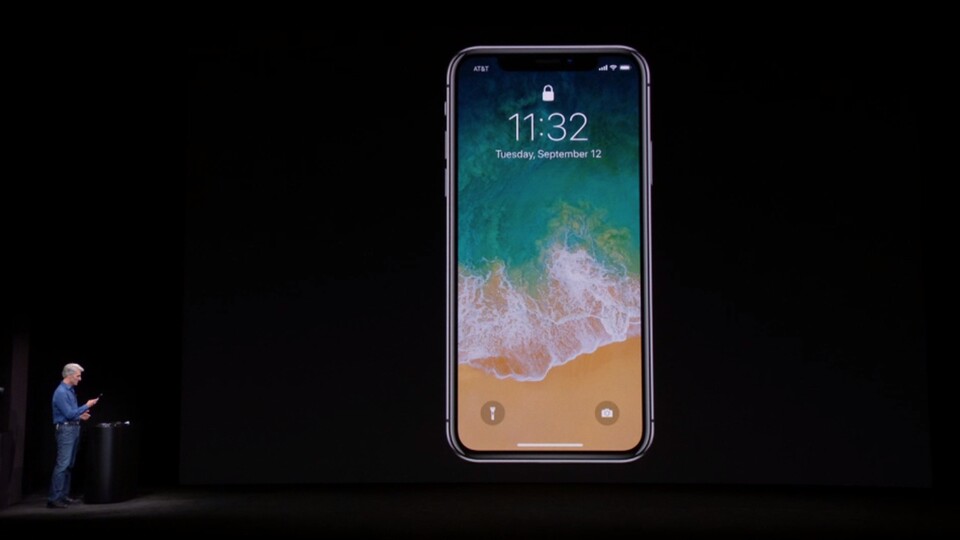 Bei der Demonstration des neuen iPhone X verweigerte Face ID seinen Dienst und verlangte nach der PIN-Code-Eingabe. Apples Craig Federighi griff zum Backup-Gerät.