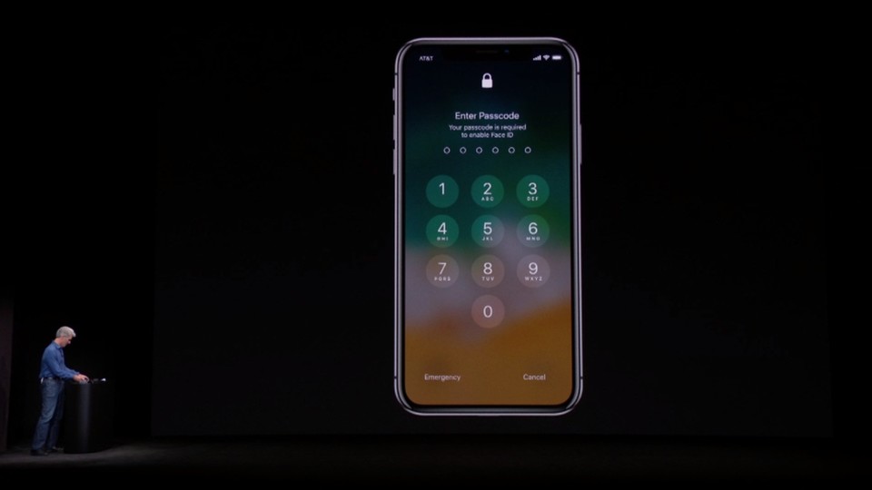 Schon im Stream der Keynote ist ersichtlich, dass das iPhone X nach dem PIN-Code fragt, um Face ID zu aktivieren. Anzeichen dafür, dass sich die Funktion automatisch deaktiviert hat.