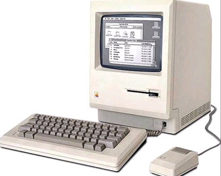 Der erste Macintosh (1984) fand für 2.495 Dollar reißenden Absatz. Der All-in-one-Rechner mit Maussteuerung und grafischer Oberfläche war besonders bei Privatandern beliebt.