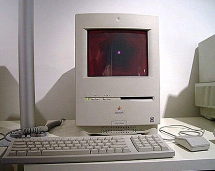 Macintosh Color Classic mit Farbmonitor.