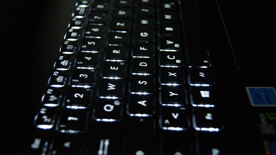 Die weiße Tastaturbeleuchtung lässt sich in drei Stufen regeln, damit ist das Finden der richtigen Taste auch im Dunkeln kein Problem.