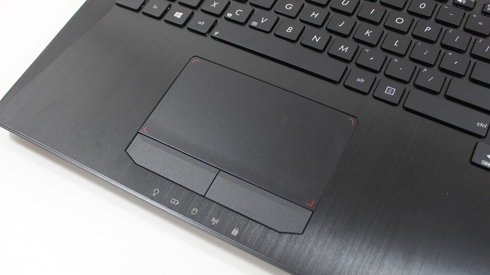 Das große Touchpad wird wie das Tastenfeld von gebürstetem Aluminium eingerahmt.