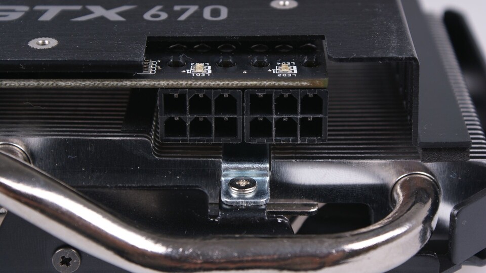 Zur Stromversorgung reichen der Asus Geforce GTX 670 Direct CU II TOP wie dem Referenzmodell zwei Sechs-Pol-Stecker.