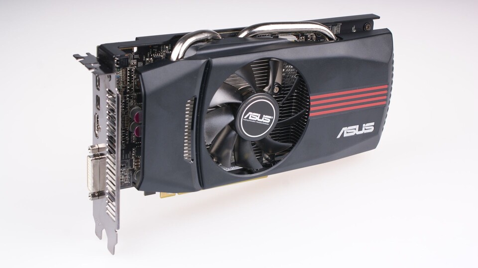Die Asus Radeon HD 7770 DirectCU beeindruckt vor allem mit einem sehr niedrigen Stromverbrauch sowie unhörbar leiser Kühlung. An Leistung mangelt es der 120-Euro-Karte aber.