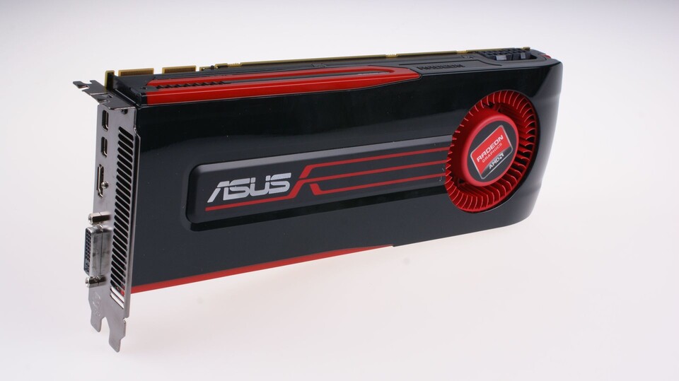 Asus verwendet bei der Radeon HD 7970 3GD5 das Referenzdesign von AMD und erbt damit Stärken und Schwächen.