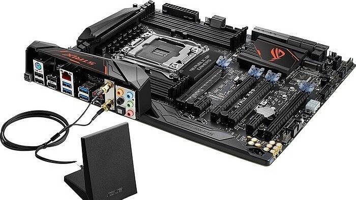 Das Asus ROG Strix X99 Gaming besticht mit seiner luxuriösen Ausstattung.