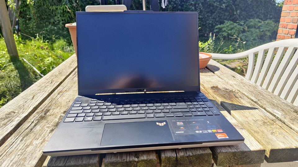 Das Asus TUF Gaming A16 ist ein Laptop, das auf extravagante Designentscheidungen verzichtet, wirkt dabei aber hochwertig und bietet eine gute Verarbeitung.