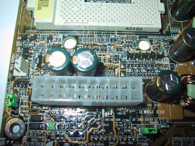 Falls Ihr Mainboard einen AT-Stromanschluss hat, ist Ihr Gehäuse veraltet. Die aktuelle ATX-Buchse sehen sie im Bild.