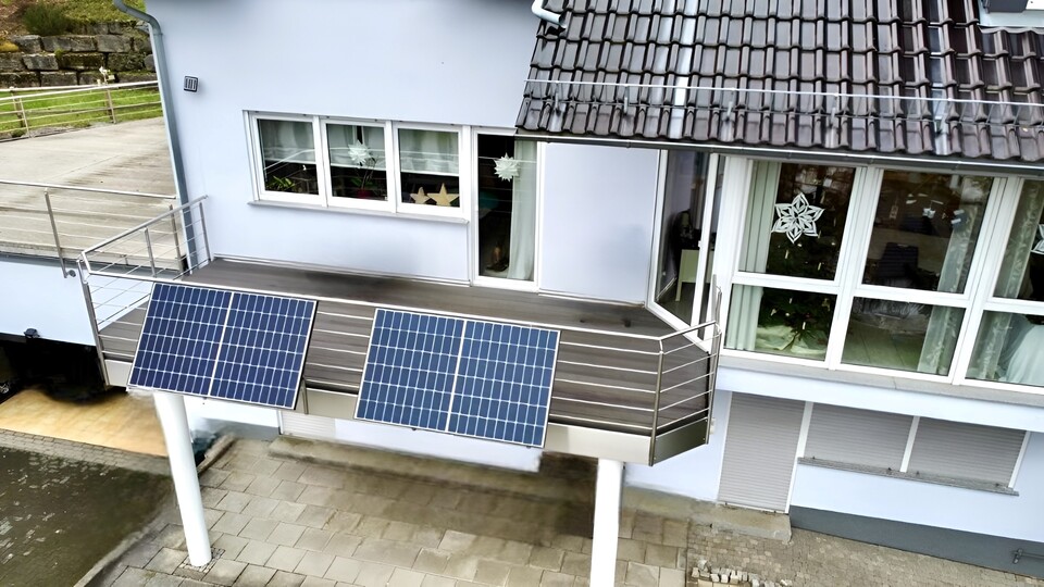 Eine kleine Solaranlage hat überall Platz - die Installation ist auf dem Dach, am Balkongeländer oder gar an der Hauswand möglich.