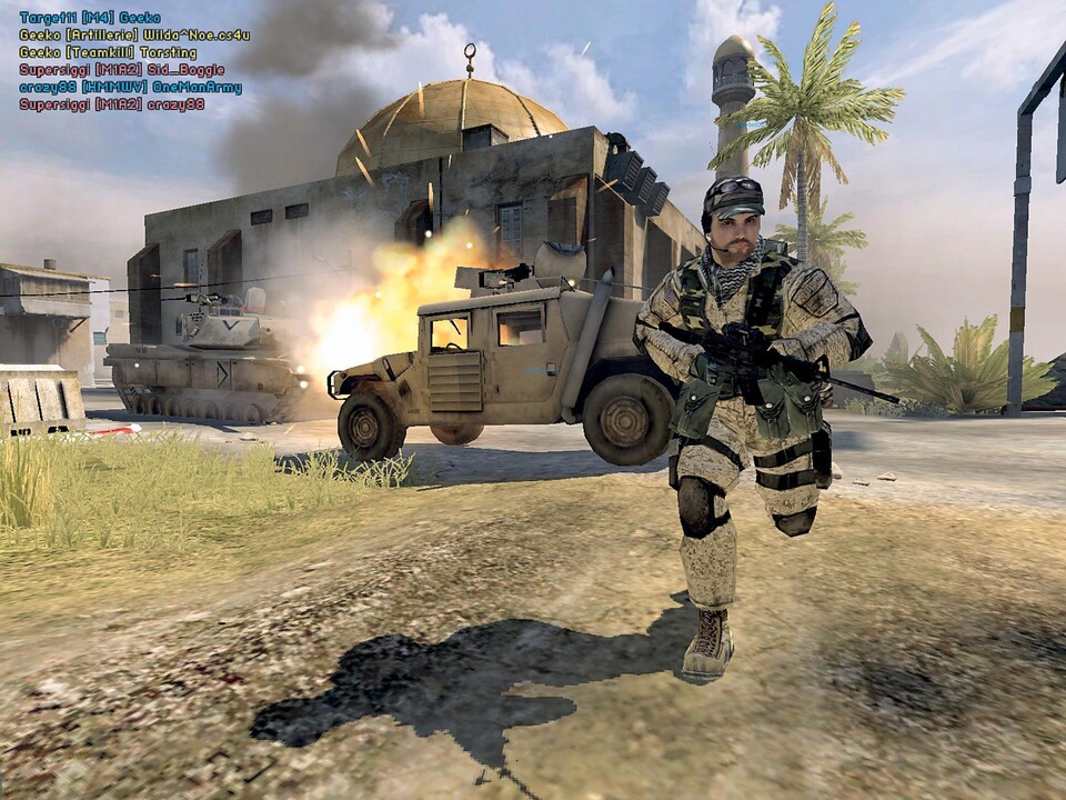 Der Special Forces Soldat bringt sich in Sicherheit: Ein Panzer macht sich gerade über seinen Humvee her. (BR)