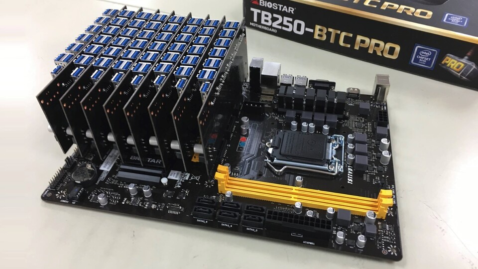 Biostar hat dieses Mining-Mainboard mit Riser-Karten bei Facebook präsentiert. (Quelle: Biostar)