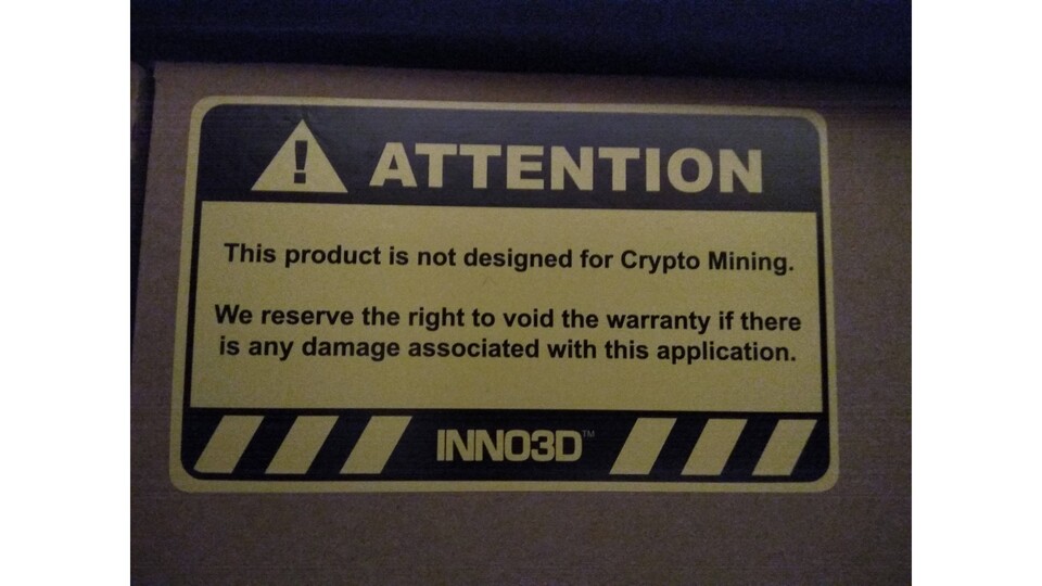 Dieser Aufkleber warnt vor dem Garantieverlust beim Einsatz einer Inno3D-Grafikkarte für das Mining, seine Echtheit ist aber noch nicht bestätigt. Quelle: Reddit-User KikiGGG