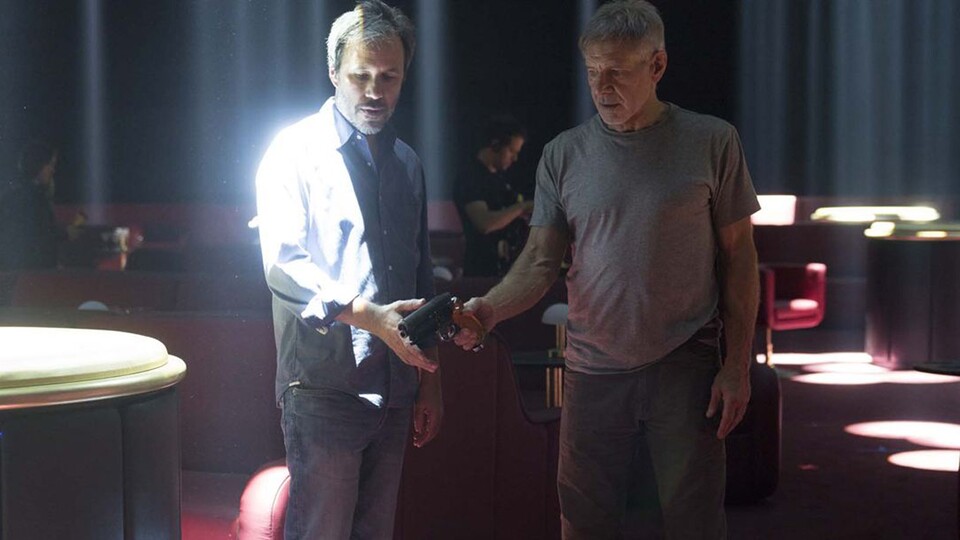 Regisseur Denis Villeneuve, hier bei den Dreharbeiten mit Harrison Ford zu Blade Runner 2049, verfilmt den Sci-Fi-Klassiker Dune - Der Wüstenplanet neu.