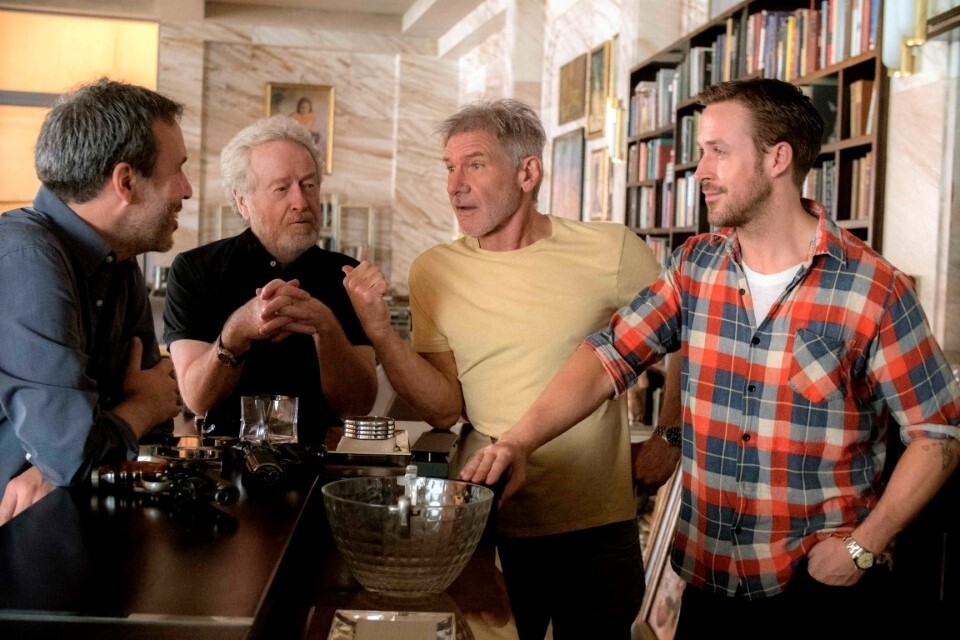 Erstes Set-Bild zu Blade Runner 2049 mit Harrison Ford, Ryan Gosling, Regisseur Denis Villeneuve und Produzent Ridley Scott.