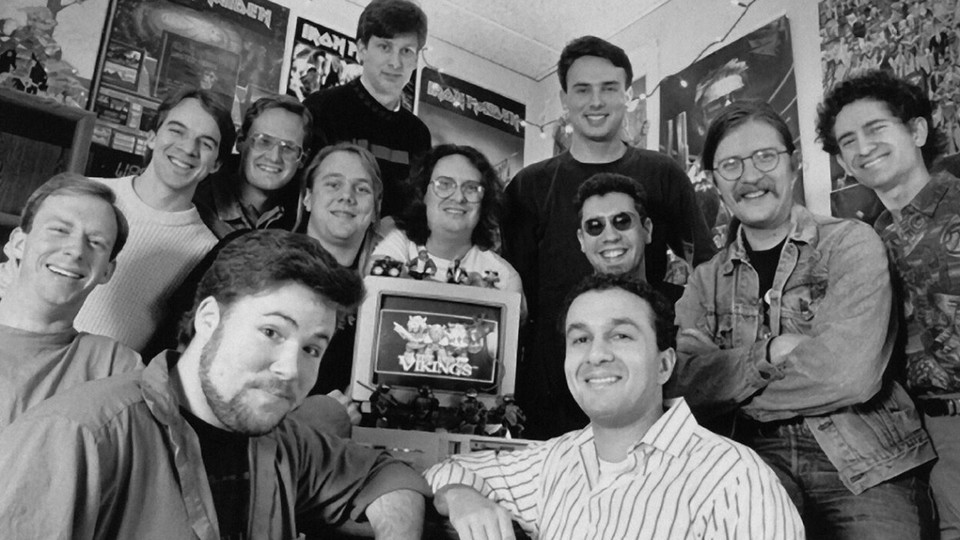 Stolz posiert das Team von Silicon & Synapse 1993 mit seiner Eigenentwicklung The Lost Vikings. Die drei Studiogründer sind Allen Adham (vorne im gestreiften Hemd), Mike Morhaime (rechts außen) und Frank Pearce (links außen).