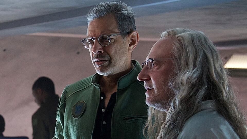 Brent Spiner als Dr. Okun in Independence Day: Wiederkehr an der Seite von Jeff Goldblum.