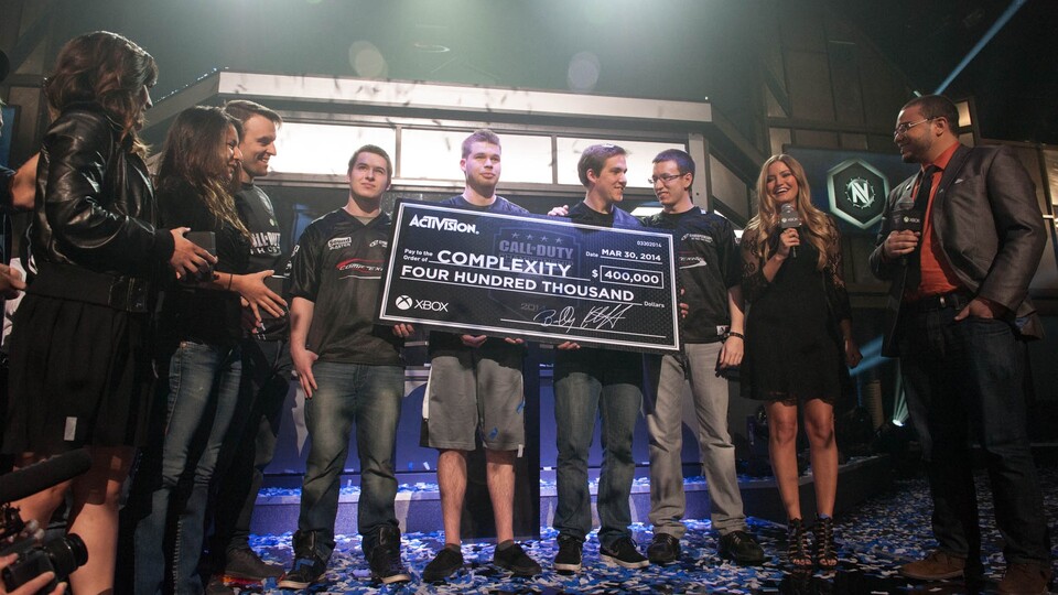 Die glücklichen Gewinner der letztjährigen Call of Duty Championship: Team CompLexity und der Siegerscheck über sagenhafte 400.000 US-Dollar!