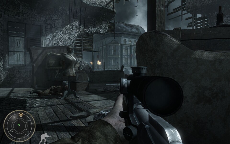 Ein Scharfschütze lauert im Gebäude gegenüber. Mit einer Schneiderpuppe lockt ihn Genosse Reznov in Ihr Sichtfeld.